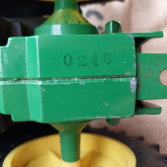 1/16 JOHN DEERE 8200 W/STRIPE DECAL NO Box ERTL Steering Mechanism Intact - Picture 11 of 16